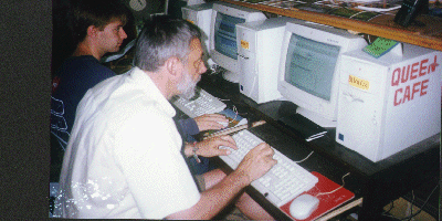 Jens Erik at computeren, while he sends hjem