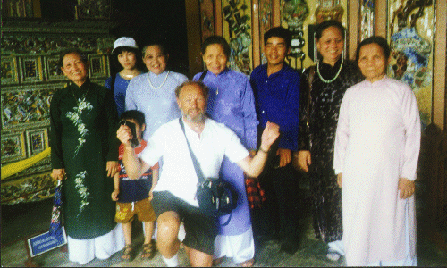 Thang's familie og en dansk tillber