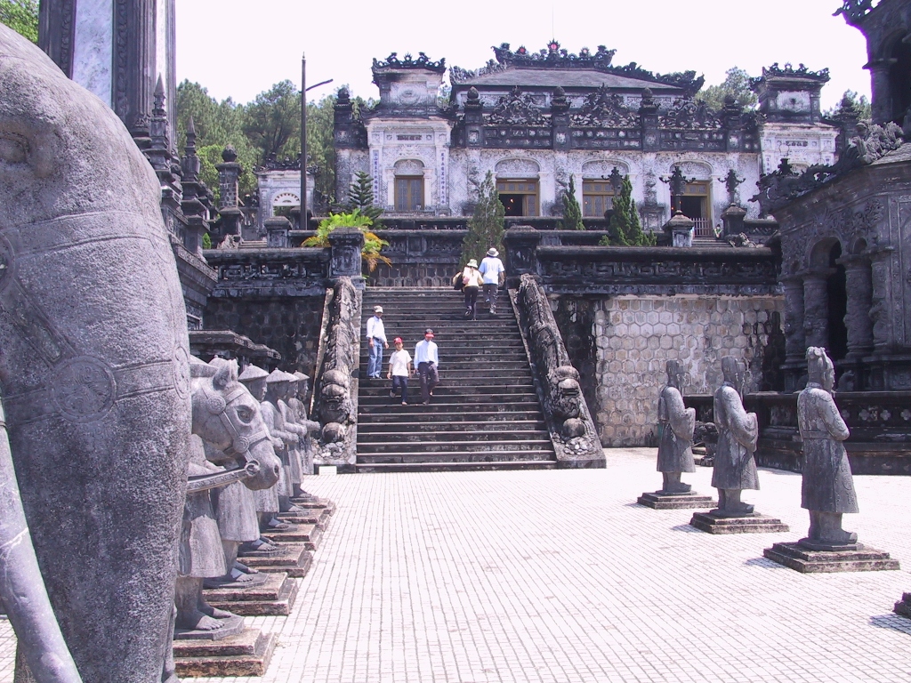 Khai Dinhs mausoleum