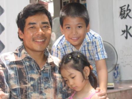 Thang and his 2 Children: Kien and Thu 