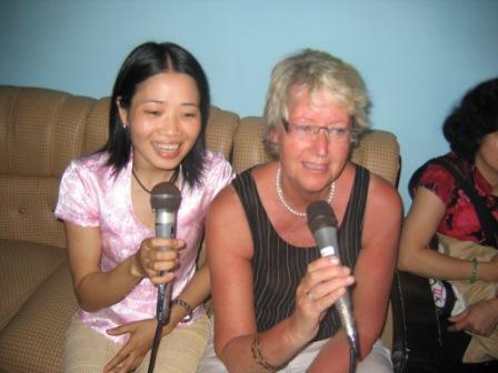 Thuy og Jenny synger karaoke