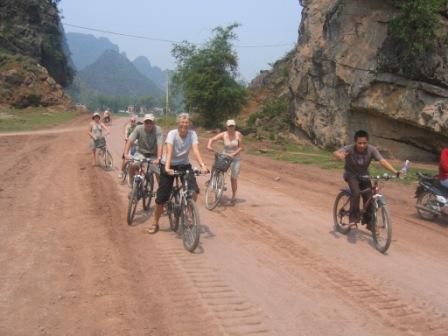 Cykelhold fra Hoa-Lu til Tam-Coc