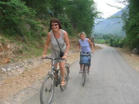 Ulla og Lotte p cykel i Mai Chau