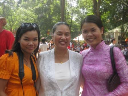  Trang, mother and KieunAnh 