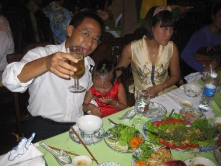  Khoa, Mon and daughter 