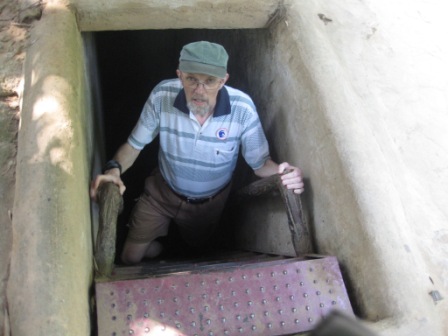 Erik der kommer op af Cu Chi tunnel