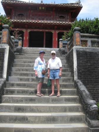 Inge og Georg ved Minh Mang mausoleum