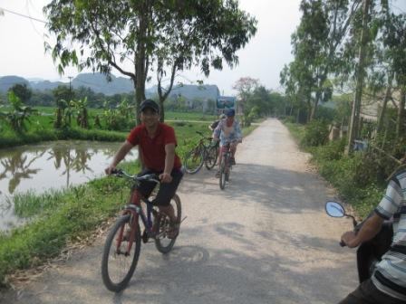 Khoa, Inge and Georg on a nice bike ride 